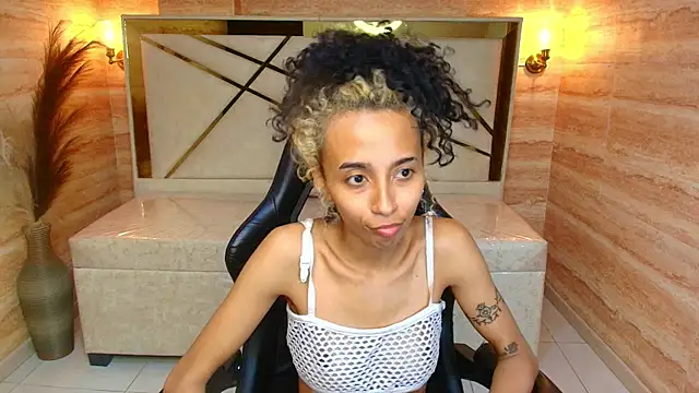 Snapshot of Agnis_ink_r chatting on 11-15-25, 01:36 Agnis ink r online show from 11-15-25, 01:36