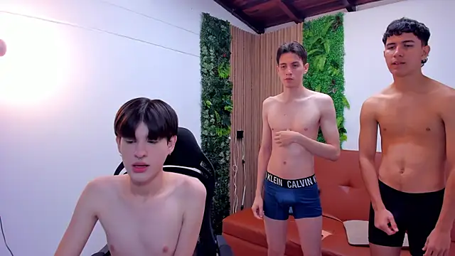 Snapshot of boysinheat_ chatting on 10-20-25, 01:44 boysinheat online show from 10-20-25, 01:44
