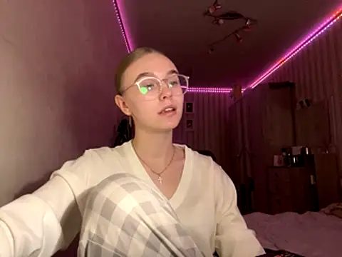 Snapshot of bellameow88 chatting on 11-12-25, 11:10 bellameow88 online show from 11-12-25, 11:10