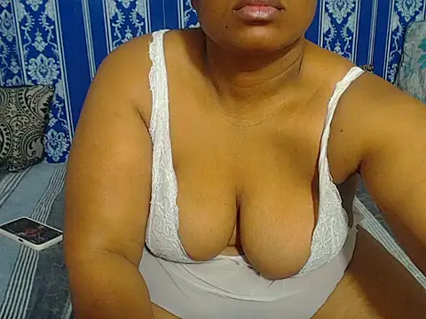Snapshot of JUICEYLIPS333 chatting on 10-14-25, 04:57 JUICEYLIPS333 online show from 10-14-25, 04:57