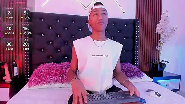 Snapshot of SammyAdams_ chatting on 09-22-25, 08:00 SammyAdams online show from 09-22-25, 08:00