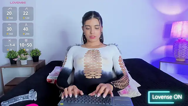 hailey hadid online show from 09-24-25, 07:06