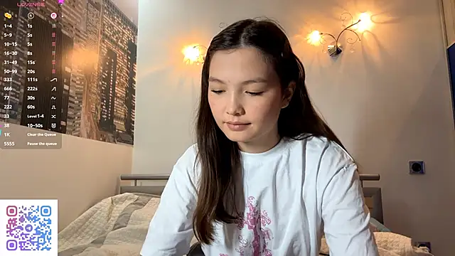 Snapshot of KiraVelvet chatting on 09-19-25, 09:43 KiraVelvet online show from 09-19-25, 09:43