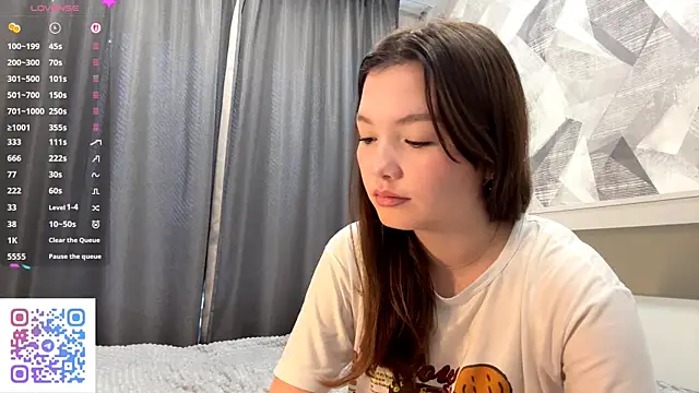 Snapshot of KiraVelvet chatting on 10-28-25, 08:07 KiraVelvet online show from 10-28-25, 08:07