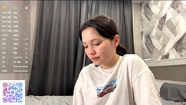 Snapshot of KiraVelvet chatting on 11-21-25, 12:37 KiraVelvet online show from 11-21-25, 12:37