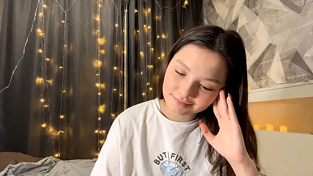 Snapshot of KiraVelvet chatting on 11-26-25, 04:08 KiraVelvet online show from 11-26-25, 04:08