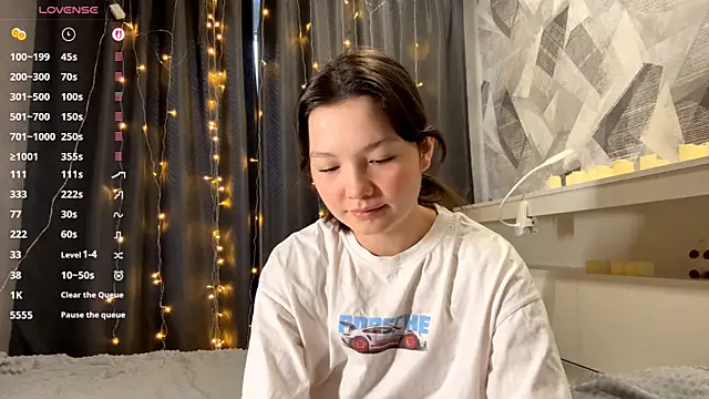 Snapshot of KiraVelvet chatting on 11-30-25, 08:40 KiraVelvet online show from 11-30-25, 08:40