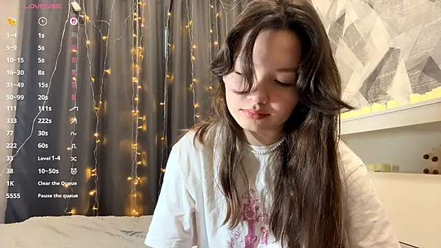 Snapshot of KiraVelvet chatting on 12-02-25, 09:47 KiraVelvet online show from 12-02-25, 09:47