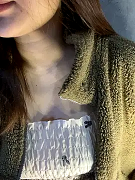 Snapshot of Hinne07 chatting on 12-15-25, 02:43 Hinne07 online show from 12-15-25, 02:43