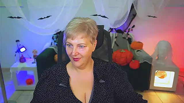 Snapshot of MaryMogan chatting on 10-17-25, 04:37 MaryMogan online show from 10-17-25, 04:37