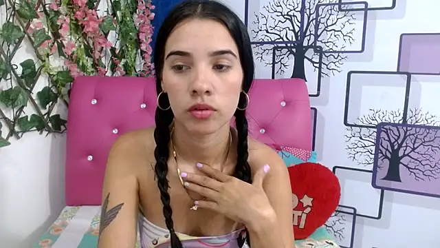 Snapshot of vanesa19_ chatting on 09-25-25, 02:10 vanesa19 online show from 09-25-25, 02:10