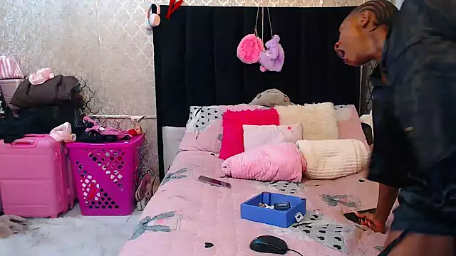 SexyPetitex25 online show from 11-19-25, 07:47