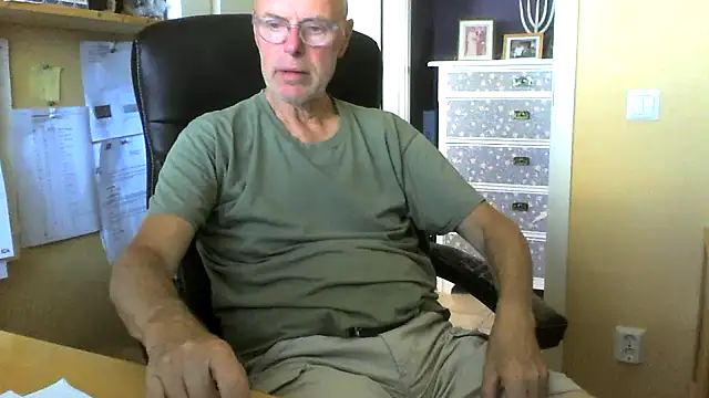 Snapshot of Klipparn chatting on 06-12-26, 11:53 Klipparn online show from 06-12-26, 11:53