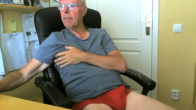 Snapshot of Klipparn chatting on 06-22-26, 08:33 Klipparn online show from 06-22-26, 08:33