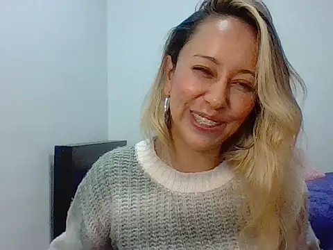 Snapshot of leah_susman chatting on 09-16-25, 01:28 leah susman online show from 09-16-25, 01:28