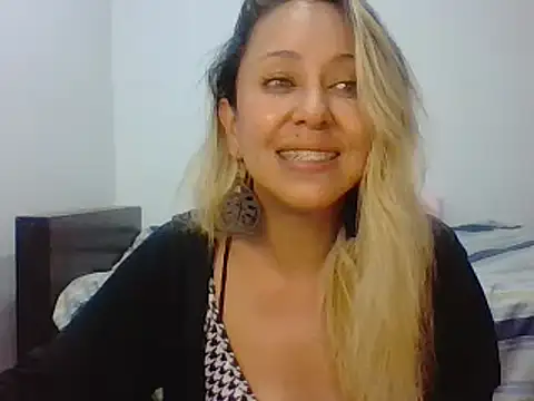 Snapshot of leah_susman chatting on 10-24-25, 01:57 leah susman online show from 10-24-25, 01:57