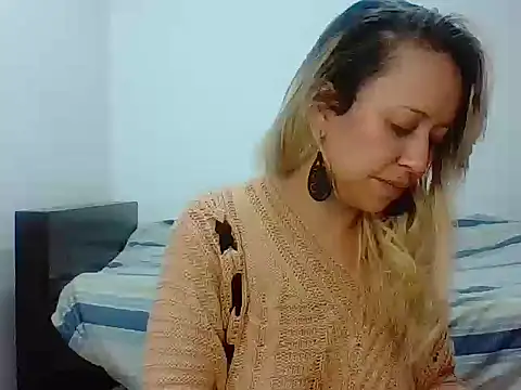 Snapshot of leah_susman chatting on 10-25-25, 02:30 leah susman online show from 10-25-25, 02:30