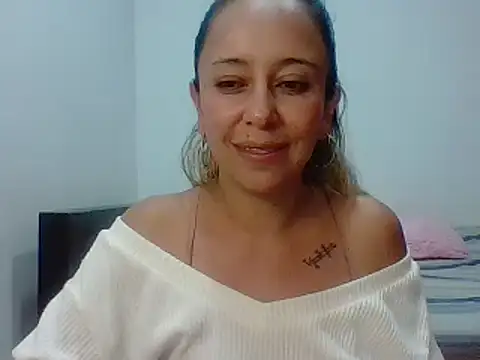 Snapshot of leah_susman chatting on 11-15-25, 02:09 leah susman online show from 11-15-25, 02:09