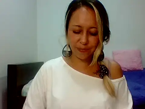 Snapshot of leah_susman chatting on 11-18-25, 02:28 leah susman online show from 11-18-25, 02:28