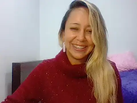 Snapshot of leah_susman chatting on 11-28-25, 01:41 leah susman online show from 11-28-25, 01:41