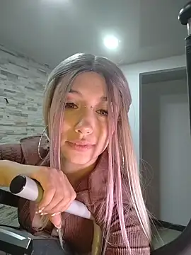 Snapshot of Ella_rr chatting on 04-23-26, 01:18 Ella rr online show from 04-23-26, 01:18
