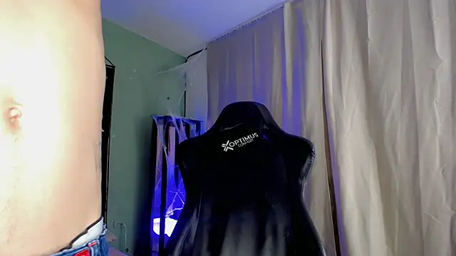 dilan hott  online show from 10-31-25, 08:21