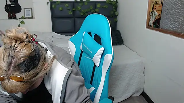 Snapshot of Amnesia_ chatting on 09-23-25, 12:41 Amnesia online show from 09-23-25, 12:41