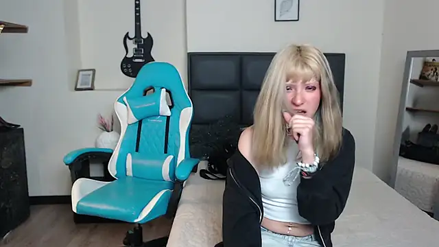 Snapshot of Amnesia_ chatting on 11-19-25, 12:49 Amnesia online show from 11-19-25, 12:49