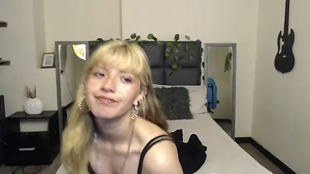 Snapshot of Amnesia_ chatting on 11-28-25, 06:10 Amnesia online show from 11-28-25, 06:10