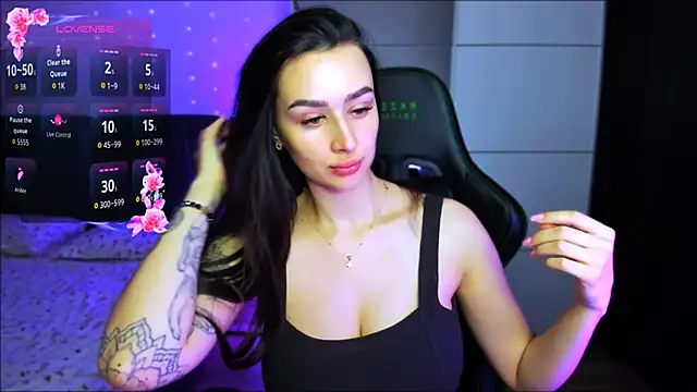 Veronica Larsson online show from 12-15-25, 04:28