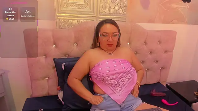 Snapshot of leyla_smithh chatting on 09-20-25, 12:17 leyla smithh online show from 09-20-25, 12:17