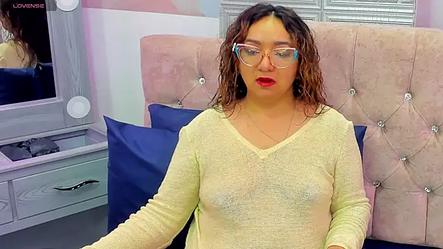 Snapshot of leyla_smithh chatting on 10-11-25, 12:15 leyla smithh online show from 10-11-25, 12:15