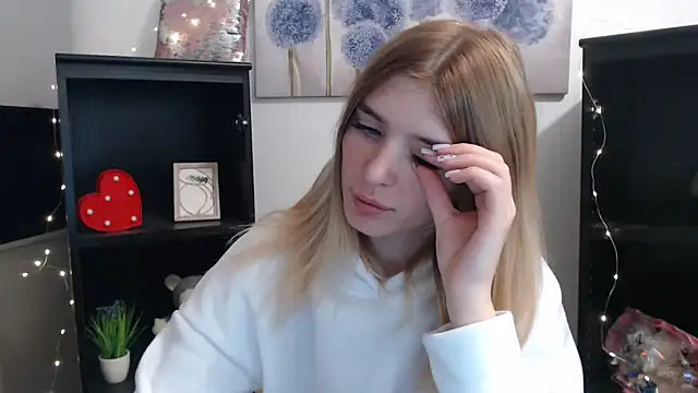 JuiceLips   online show from 11-21-25, 12:15