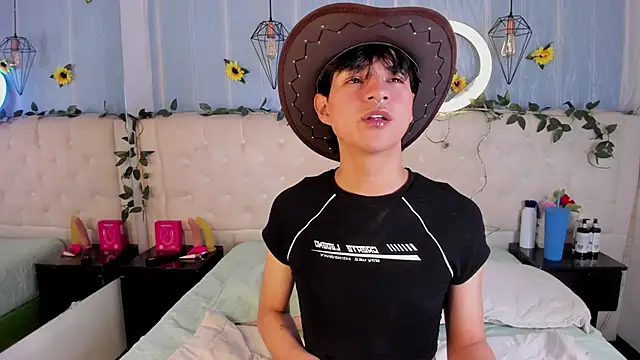 AleAurarashi online show from 11-21-25, 03:38