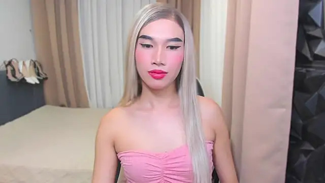 Snapshot of MaxCollins chatting on 12-21-25, 09:16 MaxCollins online show from 12-21-25, 09:16