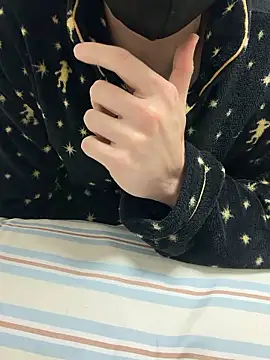 Snapshot of hijin11415 chatting on 12-14-25, 01:27 hijin11415 online show from 12-14-25, 01:27