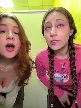 Snapshot of FroggyAnna chatting on 12-22-25, 04:37 FroggyAnna online show from 12-22-25, 04:37