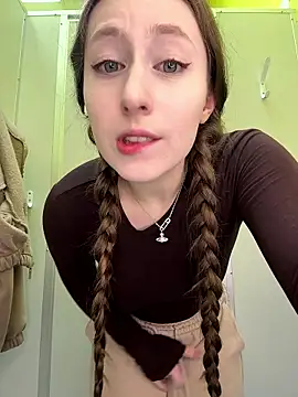 Snapshot of FroggyAnna chatting on 01-11-26, 06:24 FroggyAnna online show from 01-11-26, 06:24