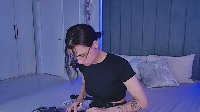 Snapshot of VioletAsh chatting on 05-18-26, 04:29 VioletAsh online show from 05-18-26, 04:29