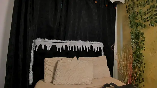 Snapshot of Tiffany_Nm chatting on 12-17-25, 01:17 Tiffany Nm online show from 12-17-25, 01:17