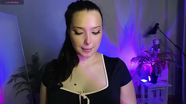 Snapshot of Lucy_louras chatting on 10-15-25, 11:54 Lucy louras online show from 10-15-25, 11:54