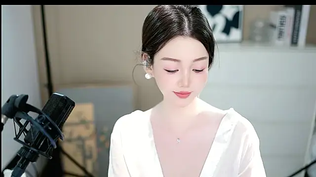 Snapshot of abbyli12 chatting on 12-18-25, 04:13 abbyli12 online show from 12-18-25, 04:13