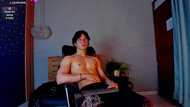 Snapshot of Markuss__ chatting on 09-19-25, 02:35 Markuss online show from 09-19-25, 02:35