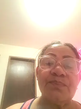 Snapshot of Vickysweeeettt chatting on 12-17-25, 02:45 Vickysweeeettt online show from 12-17-25, 02:45