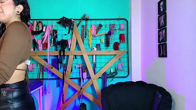 Snapshot of Mrmia_bdsm_extreme chatting on 10-17-25, 12:41 Mrmia bdsm extreme online show from 10-17-25, 12:41