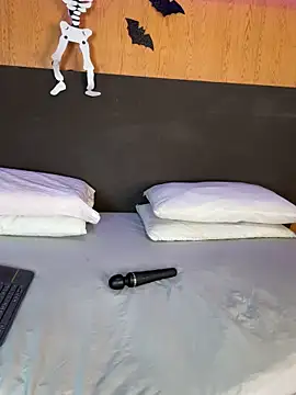 Alexia  cox online show from 10-31-25, 03:40