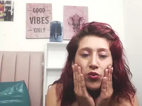 Snapshot of Chloe_Wiild chatting on 10-04-25, 03:59 Chloe Wiild online show from 10-04-25, 03:59