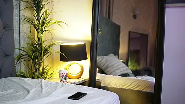 Snapshot of MiamiCoffee chatting on 11-17-25, 07:52 MiamiCoffee online show from 11-17-25, 07:52