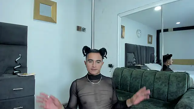 Snapshot of LiamDeep chatting on 09-11-25, 10:10 LiamDeep online show from 09-11-25, 10:10