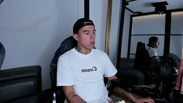 Snapshot of LiamDeep chatting on 10-08-25, 08:17 LiamDeep online show from 10-08-25, 08:17